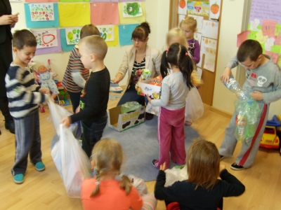 Pięciolatki segregują odpadki