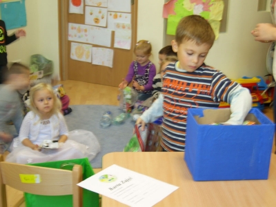 Pięciolatki segregują odpadki